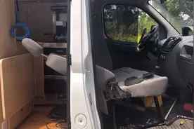 房车前排座椅向前放平切割法分享。自己买个切割工具就能搞定视频封面