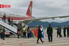 九黄机场复航！川航执飞首个航班降落视频封面