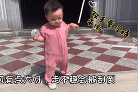 小宝宝8个月就会站，却在地上爬了5个月还走不稳，风刮一下就会倒视频封面