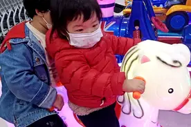 这个小马摇摇车真好要，两个孩子可以一起坐，完全被吸引住了视频封面