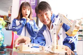 傻兄妹没钱买雪糕，哥哥用废旧材料做出挖掘机，免费拿走10根雪糕视频封面