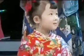 萌娃小玉玉演唱《小背篓》，边跳边唱，萌萌哒