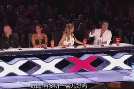 全美达人：可爱女郎脱掉外套，节目组立马叫停，遭到评委反抗视频封面