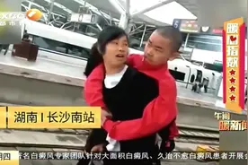 坚强妈妈背着病重儿子去北京天安门看升旗，只为实现儿子最大愿望视频封面