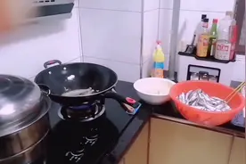 钓的小白条加面粉一起用油炸味道美极了。视频封面