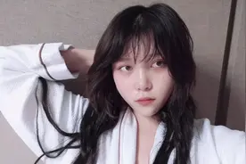 长腿妹妹思思独自在酒店，素颜出镜录视频，网友惊呼“太美了”视频封面