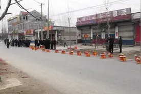 上百箱开天雷一起点燃，场面壮观，响了几十分钟，过年放鞭炮视频封面