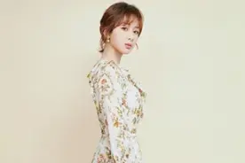 杨紫夏季新造型真好看，穿碎花连衣裙扎马尾辫，尽显少女清纯活力