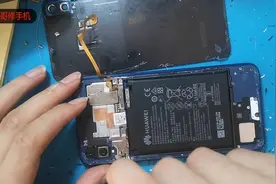 荣耀8X进水了，售后检测要换主板，猴哥连一根线解决问题收费200视频封面
