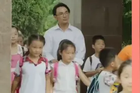 孩子一放学就去捡瓶子  老师得知跟踪  看到真相哭了T﹏T视频封面