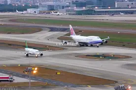 华航波音747与春秋航空的A320并排滑行，犹如大哥带着小弟弟。