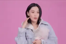 张馨予女儿首次被曝光，头发浓密皮肤白皙依偎在何捷怀里十分乖巧视频封面