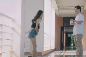 学生整蛊老师，并代替老师上课，场面搞笑