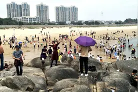 2020“五一”小长假福建石狮黄金海岸的人流量视频封面