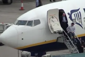 欧洲最大的廉航，瑞安航空波音737，竟然连舷梯都自带视频封面