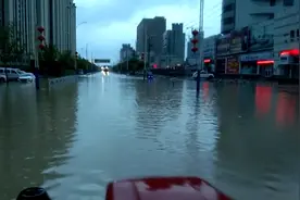 今天早上东明县城雨下的真大，开车好似开船。视频封面