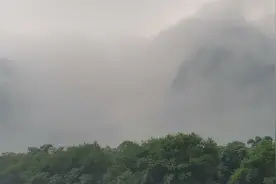 漓江青锋倒影  云雾瞭绕的山峰，烟波浩渺 ，群山若隐若现视频封面
