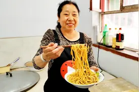 1斤面4两水，1个鸡蛋，妈妈做凉拌担担面，媳妇说比买的好吃