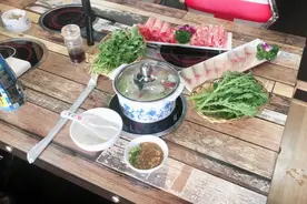 一个人吃火锅啥感觉？小伙找到了一家药膳火锅店，挑战一下视频封面