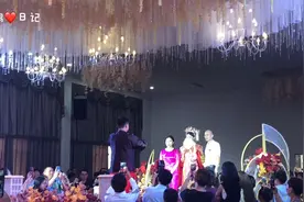 鸭鸭第一次参加中式婚礼，八抬大轿凤冠霞帔，现场太震撼了视频封面