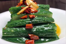 厨师长教你炝拌黄瓜条的家常做法，步骤详细，清脆爽口下酒又下饭