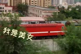 外号"美女”的火车头拉着绿皮车向车库奔去视频封面