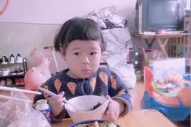 中午偷懒只炒一个菜，大口大口吃得贼香，不挑食的宝宝真好养活