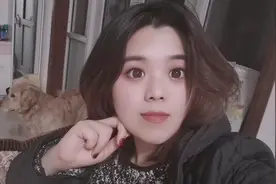 狗狗一年没见到主人，见到主人哪也不去了，黏在一起听话极了