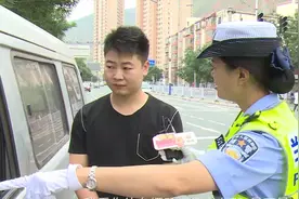 真敢说！男子驾车上路不带任何证件，一问原因竟说“离家近”视频封面