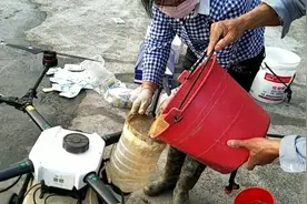 农村大叔花4万多买无人机，帮村民打农药，这个活挣钱太轻松了！视频封面