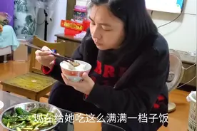 媳妇坐月子来，一直吃不饱睡不好，今天小旺做了份美食让媳妇吃饱视频封面