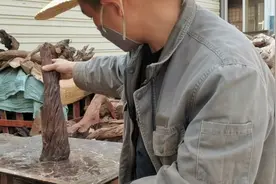 紫柚木老桩直接打磨做摆件挂串，放在博古架上陈设有品味又雅居视频封面