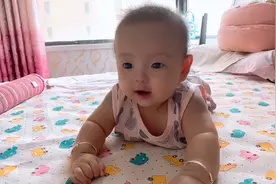 四个半月的宝宝会主动伸手求抱抱了，看这小动作，太萌了，快来看