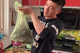 小伙腌制醉蟹的方法太霸道了，看着就口水直流，#寻找乡村手艺人#