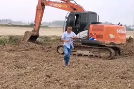 阿伟找挖掘机平地小琳妈问需要多少钱，挖掘机师傅说找老板问啥价