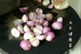 小葱头炒煮熟的大片五花肉，香味浓郁，解馋，下饭