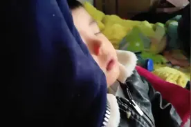 宝宝睡觉打瞌睡真搞笑问他睡不睡结果看😂😂视频封面