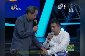 儿子握着爸爸的手现场演唱《父亲》，评委泣不成声；这就是父爱！视频封面
