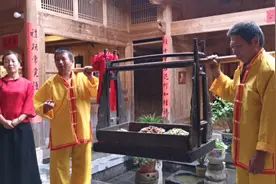 带感！桂林大户人家饭前小曲 妹子听完安可