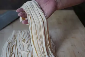 天天奶奶用西红柿做面条，营养又美味，一大碗不够吃