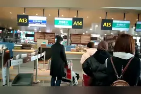 中国沈阳桃仙机场提前2个小时9C8553等待领登机牌2020年3月1日视频封面