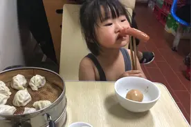 小妞给妈妈送饭爱心满满，一旁老爸羡慕嫉妒