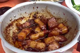 利哥做红烧肉一不炒 二不放水直接放高压锅压 上桌大家吃得太香了视频封面