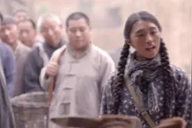 姑娘去买牛被牛贩子瞧不起，没想到她摸一下就知道牛多大年纪