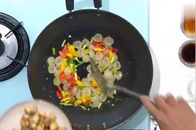 香港大厨制作冰梅龙眼炒鸡软骨，这样搭配来做菜味道确实一流！