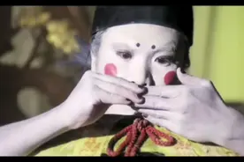 坛子人搞怪，纸刀劈人