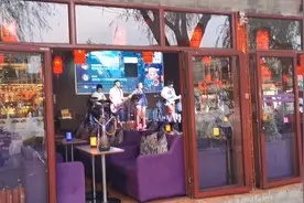 实拍后海酒吧街，门口都是帅哥拉客，听听驻唱歌手们在唱什么歌？视频封面