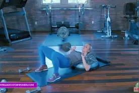 女性朋友怎么锻炼胸肌？10分钟胸肌训练计划(针对女性朋友)