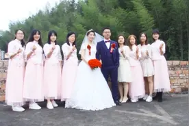 广东一小伙结婚，新娘很漂亮，很多人合影拍照，伴娘团颜值也很高