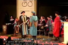 陈奕迅参加大学毕业典礼时即兴演唱《天下无双》片段